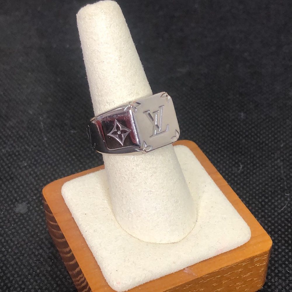LOUIS VUITTON LV Monogram Silver Plated Signet Unisex Ring Sz 9 (US SIZE) - Picture 3 of 13
